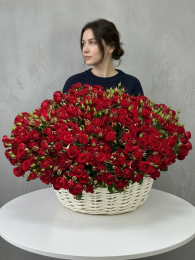Букет из 101 красной кустовой розы в корзине