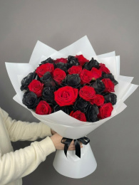 Букет из 35 Черных и Красных Роз