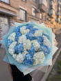 Букет из 25 белых и голубых Гортензий Кения