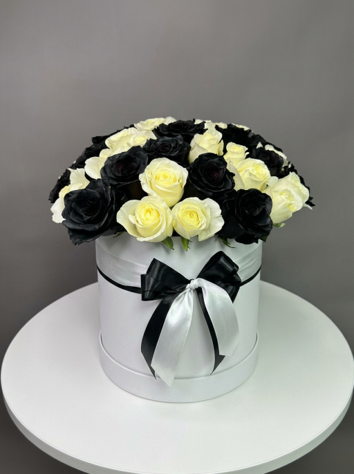 Коробка из 31 Черной и Белой Розы