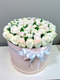 Композиция из 51 Розы Вайт Охара в Коробке (White O’Hara)
