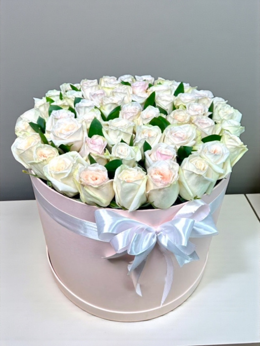 Композиция из 51 Розы Вайт Охара в Коробке (White O’Hara)