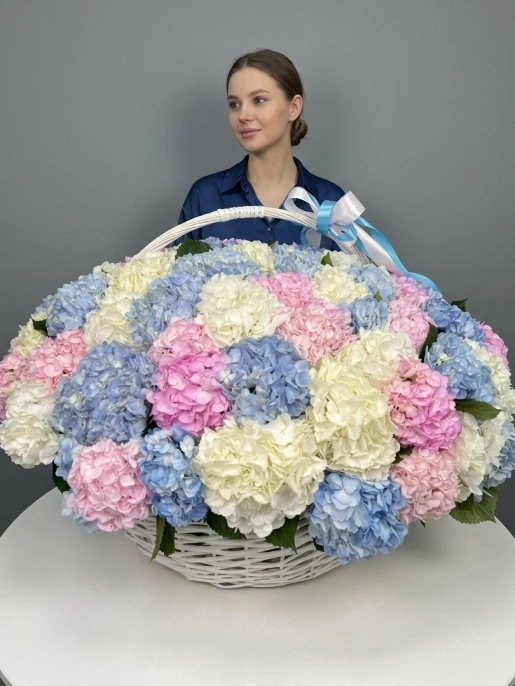 корзина из 101 гортензии Кения (микс розовых, голубых и белых)