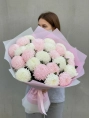 Букет из 25 одноголовых белых и розовых хризантем Магнум