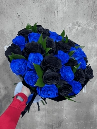 Букет из 25 Черных и Синих Роз с Зеленью