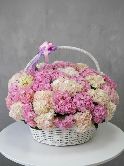Корзина из 35 гортензий Кения (микс розовых, голубых и белых)