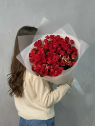 Букет из 25 красных кустовых роз