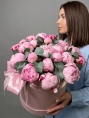 Букет из 25 Розовых Пионов с Эвкалиптом в Коробке