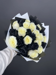 Букет из 25 черных и белых Роз