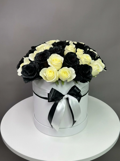 Коробка из 31 Черной и Белой Розы