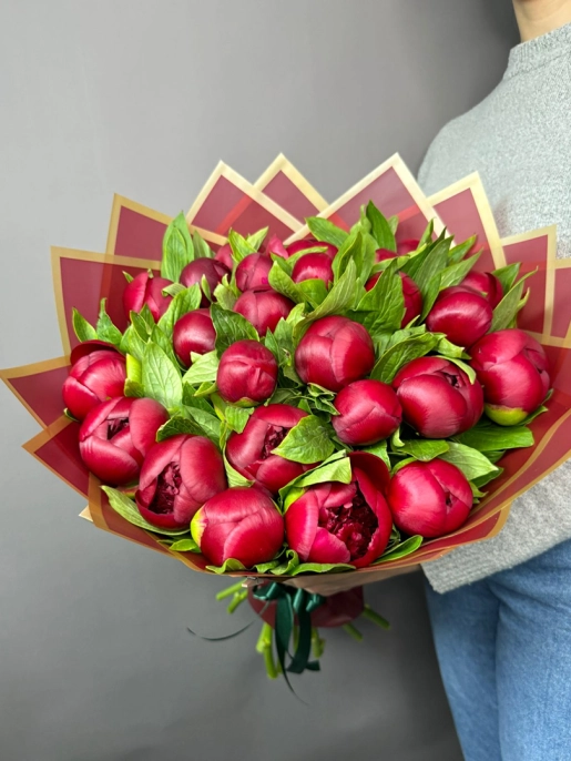 Букет из 25 Бордовых Пионов