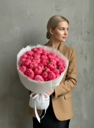 Букет из 35 Коралловых Пионов